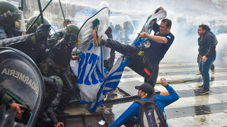 Presos por protestar: 16 personas siguen detenidas luego de brutal represión en Argentina