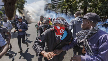 Manifestantes asaltan el Parlamento de Kenia en medio de violentas protestas continuas