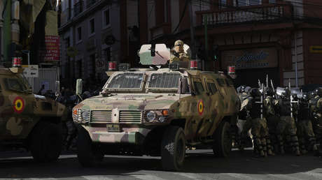 Militares bolivianos se retiran de la plaza Murillo en La Paz