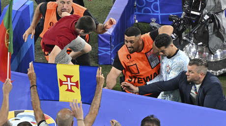 VIDEO: Cristiano se salva por los pelos de ser aplastado por un fan que saltó desde la grada