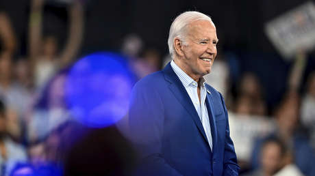 Biden parece completamente perdido detrás de su esposa horas después del desastroso debate (VIDEO)