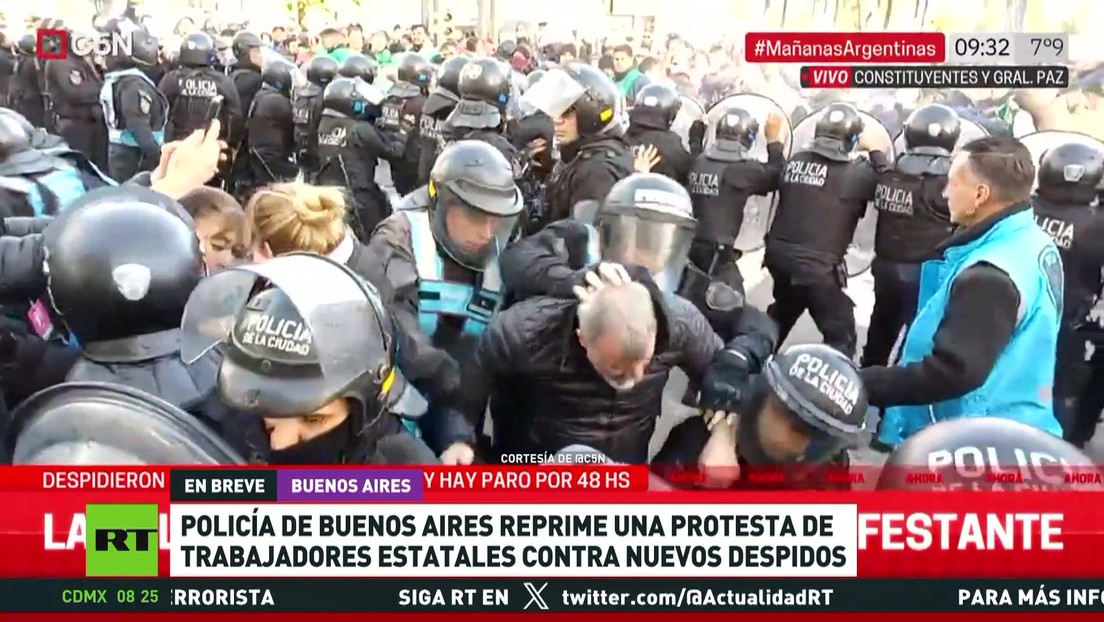 Policía de Buenos Aires reprime una protesta de trabajadores estatales contra nuevos despidos