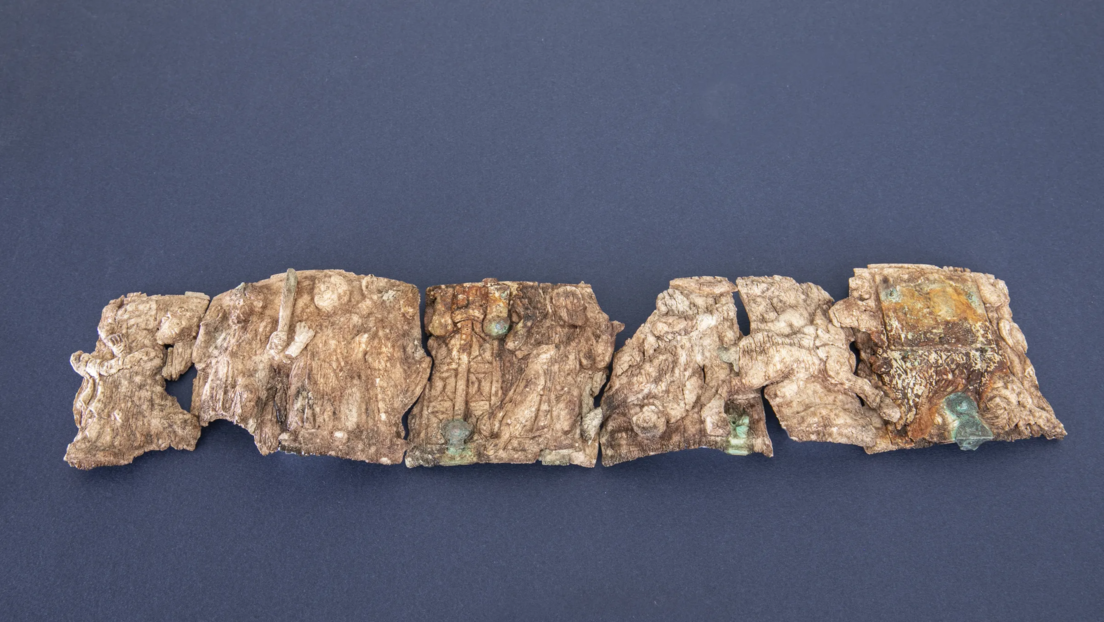 Hallan un relicario de marfil de 1.500 años que podría representar a Moisés