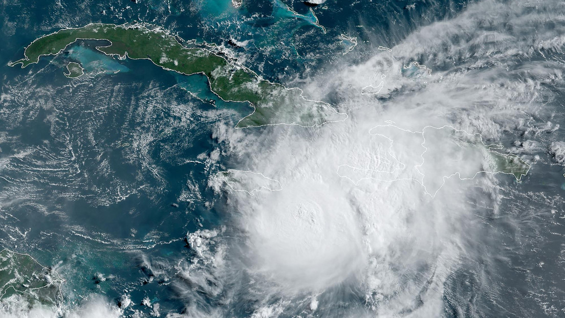 Huracán Beryl azota Jamaica con fuertes vientos y lluvias abundantes (VIDEOS)