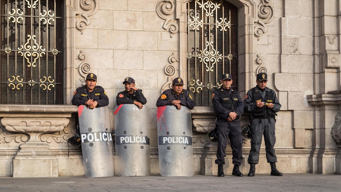 Degradan en Perú a la división policial que allanó la vivienda de Boluarte