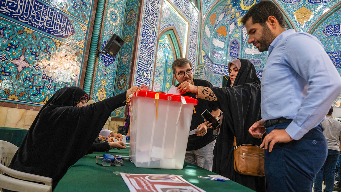 Los iraníes acuden a votar en la segunda vuelta de las elecciones presidenciales