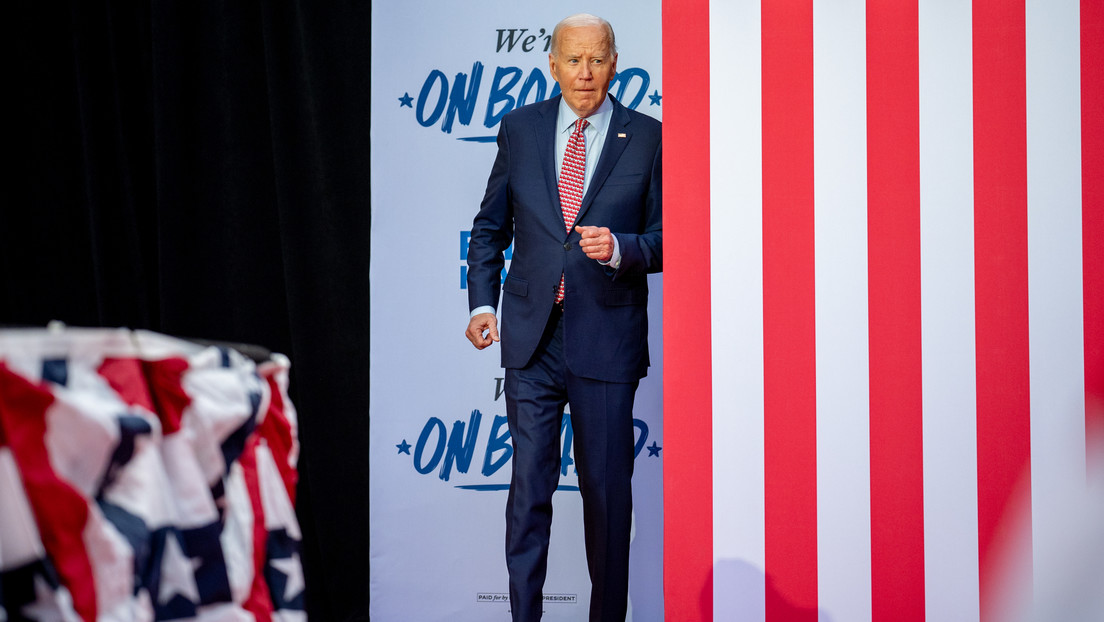 Biden recibe instrucciones sobre cómo entrar y salir del escenario con letra grande y fotos