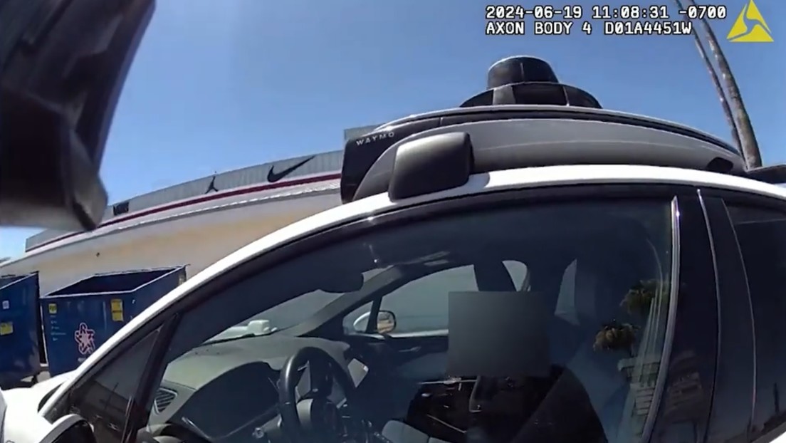 Policía detiene a un coche que "enloqueció" en la carretera y esto es lo que descubrió en su interior (VIDEO)