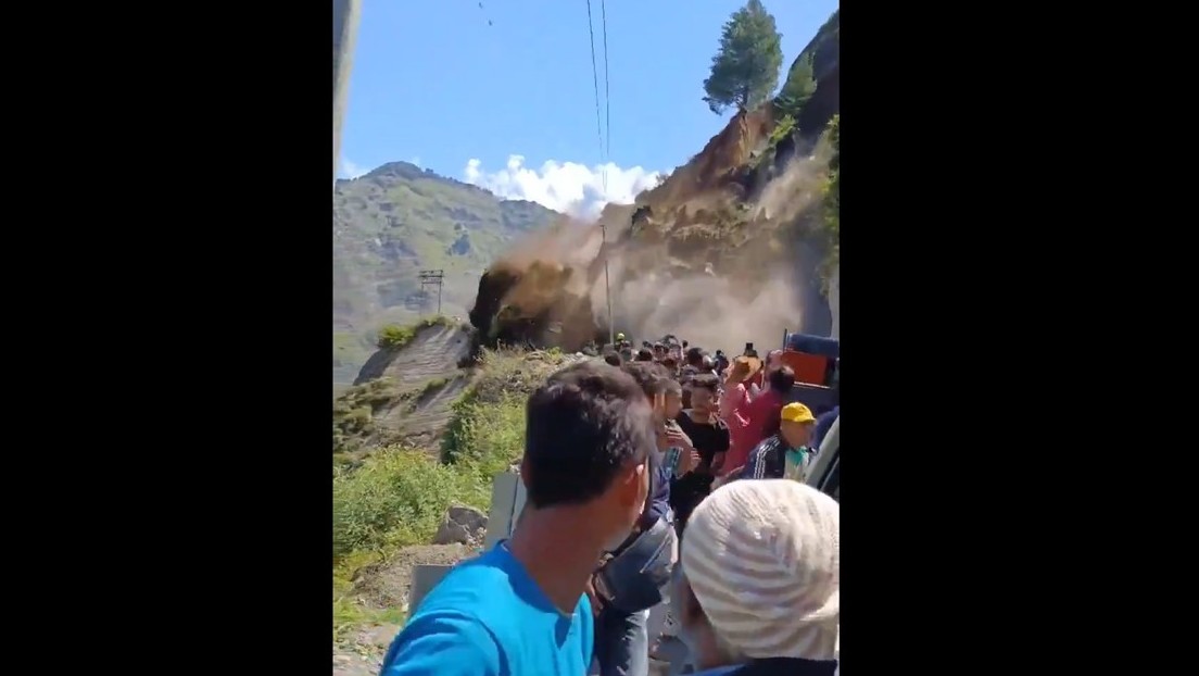 VIDEO: Aterrador deslizamiento de tierra casi aplasta a una multitud de curiosos en la India