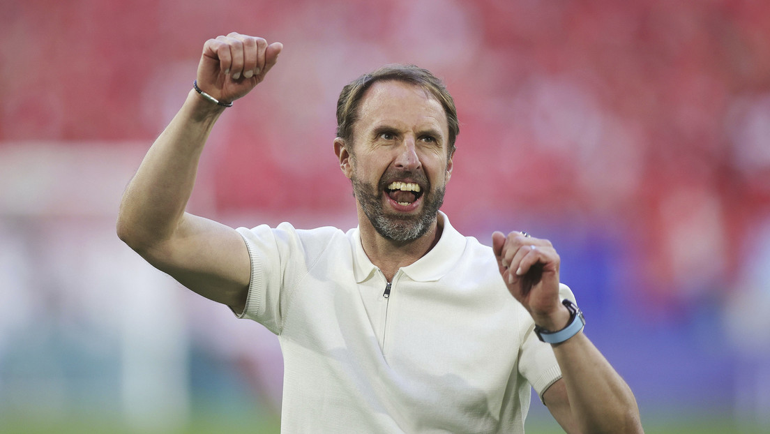 VIDEO: Hinchas corean cánticos a un policía alemán parecido al entrenador de Inglaterra