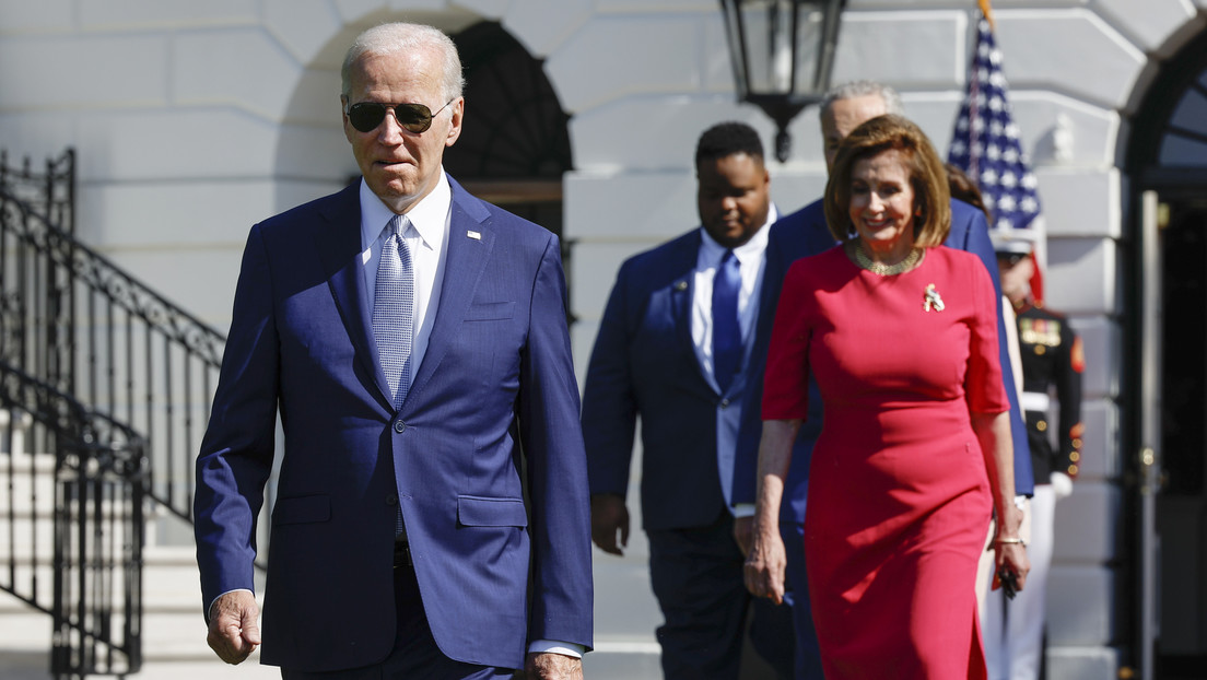 Pelosi: "El tiempo apremia" a Biden