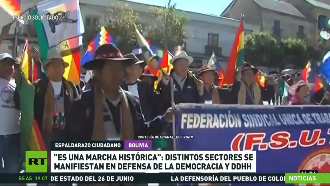 Miles de personas en Bolivia participan en gran marcha en defensa de la democracia tras la intentona golpista