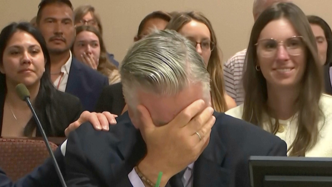 VIDEO: Alec Baldwin rompe en llanto al quedar libre de los cargos de homicidio involuntario