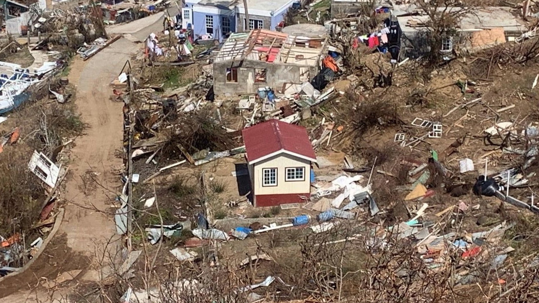 Una casa de madera sobrevive al huracán Beryl, que dejó una isla completamente destruida