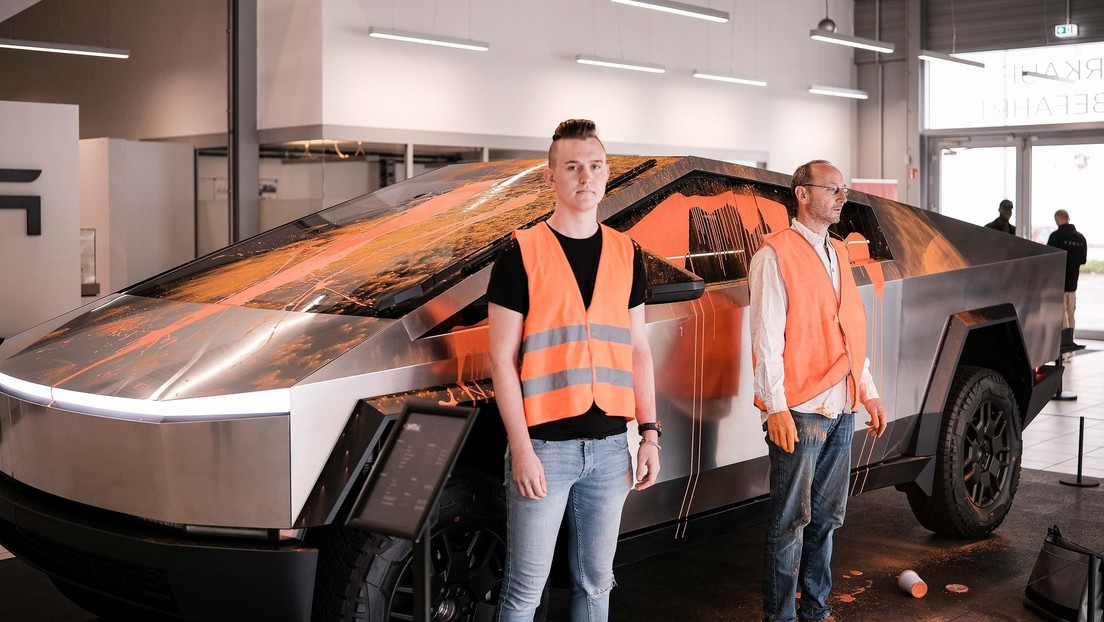 VIDEO: Ecoactivistas 'pintan' de naranja una Cybertruck de Tesla