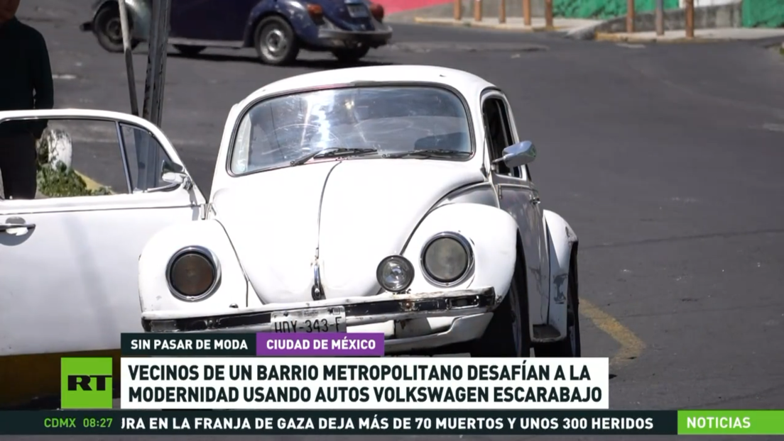 Vecinos de un barrio metropolitano de México desafían a la modernidad usando autos Volkswagen Escarabajo