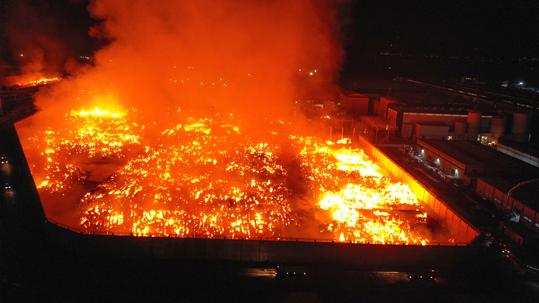 VIDEO: Una papelera arde por cuarto día en Turquía