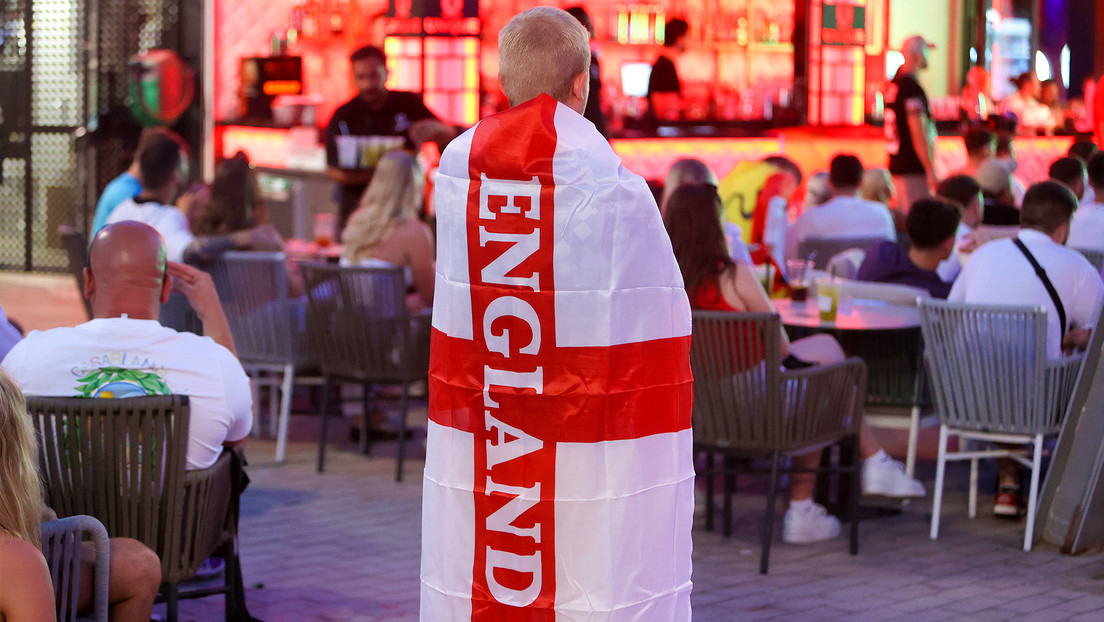 Arrestan a 2 hinchas ingleses en España por amenazar a vecinos con un cuchillo tras la final de la Eurocopa