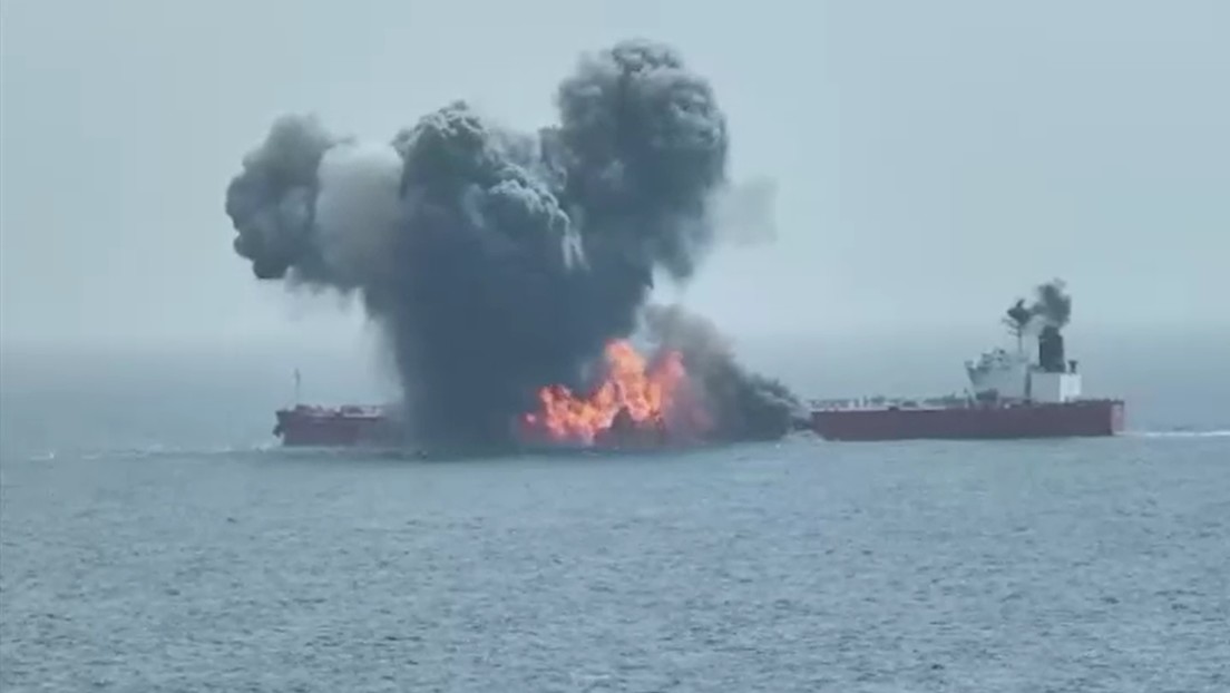 VIDEO: Explota un petrolero tras ataque hutí con un dron marítimo