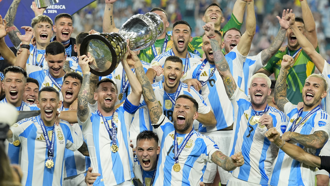 Federación Francesa de Fútbol denunciará a jugadores argentinos por cánticos racistas