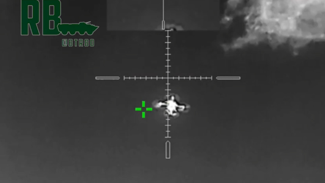 VIDEO: Soldado ruso derriba dron ucraniano con un fusil