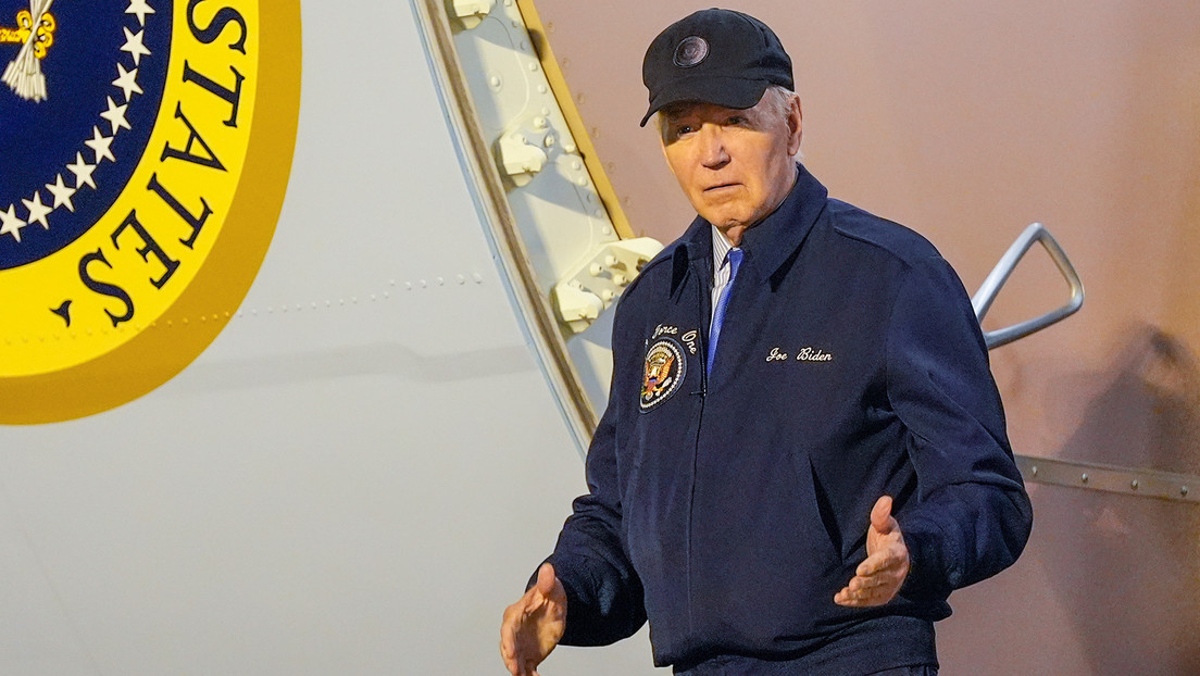 VIDEO: Biden desciende muy despacio de un avión tras dar positivo por covid-19