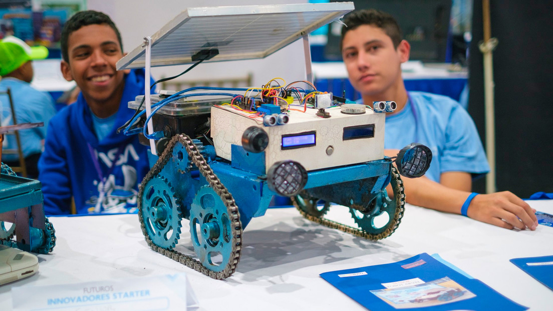 Un viaje al mundo de los robots creados por niños genios venezolanos