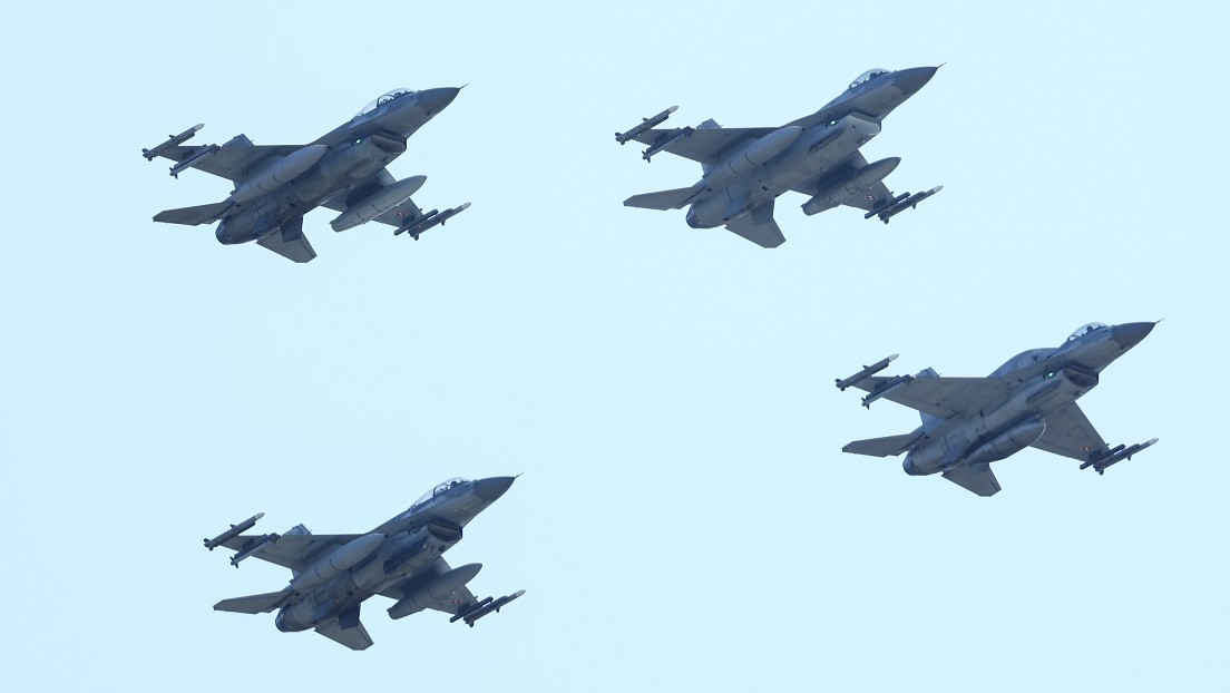 Zelenski reporta una "decisión positiva" de Polonia sobre la entrega de cazas F-16 a Kiev