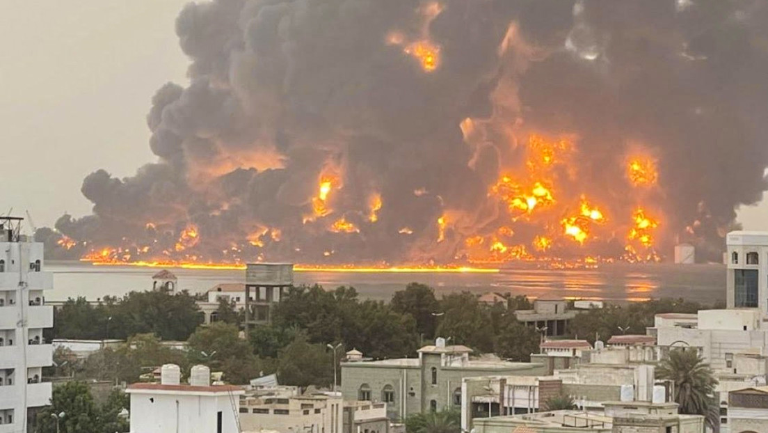 Israel ataca depósitos de combustible en un puerto al oeste de Yemen (IMÁGENES)