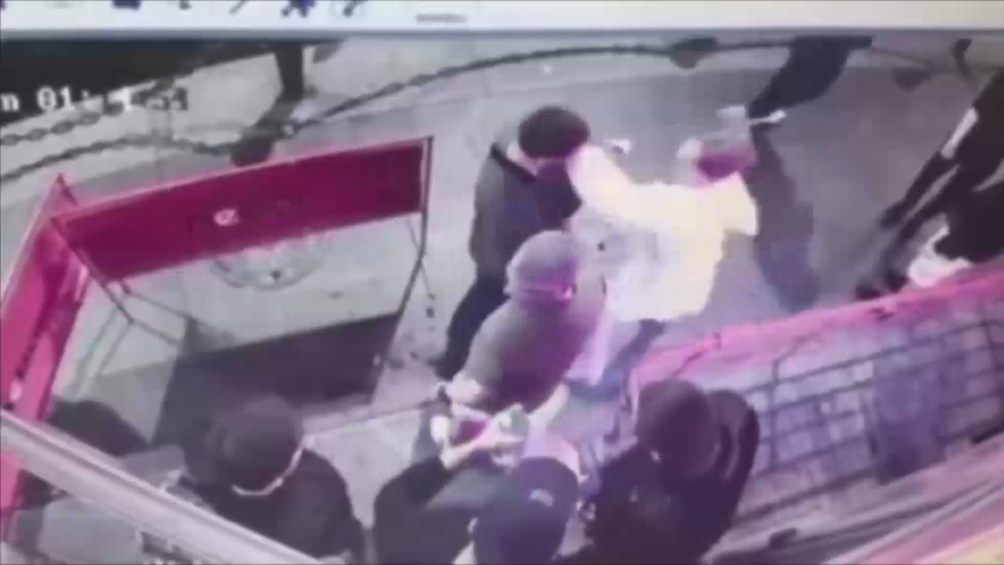 VIDEO: Admirador molesta a una chica en la calle y recibe su merecido