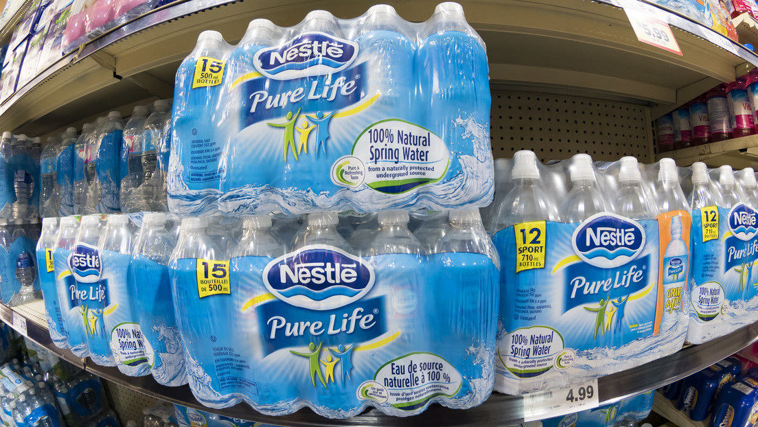 Acusan a Nestlé de vender agua contaminada con heces