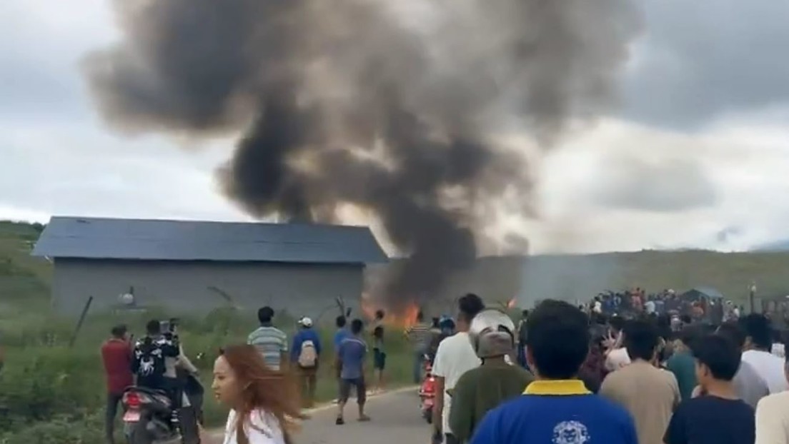 Se estrella un avión con 19 personas a bordo en la capital de Nepal (VIDEO)