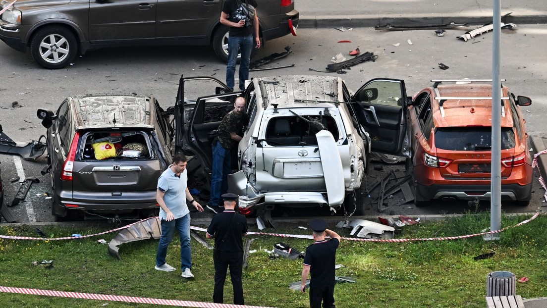Detonan con artefacto explosivo un coche en un aparcamento de Moscú