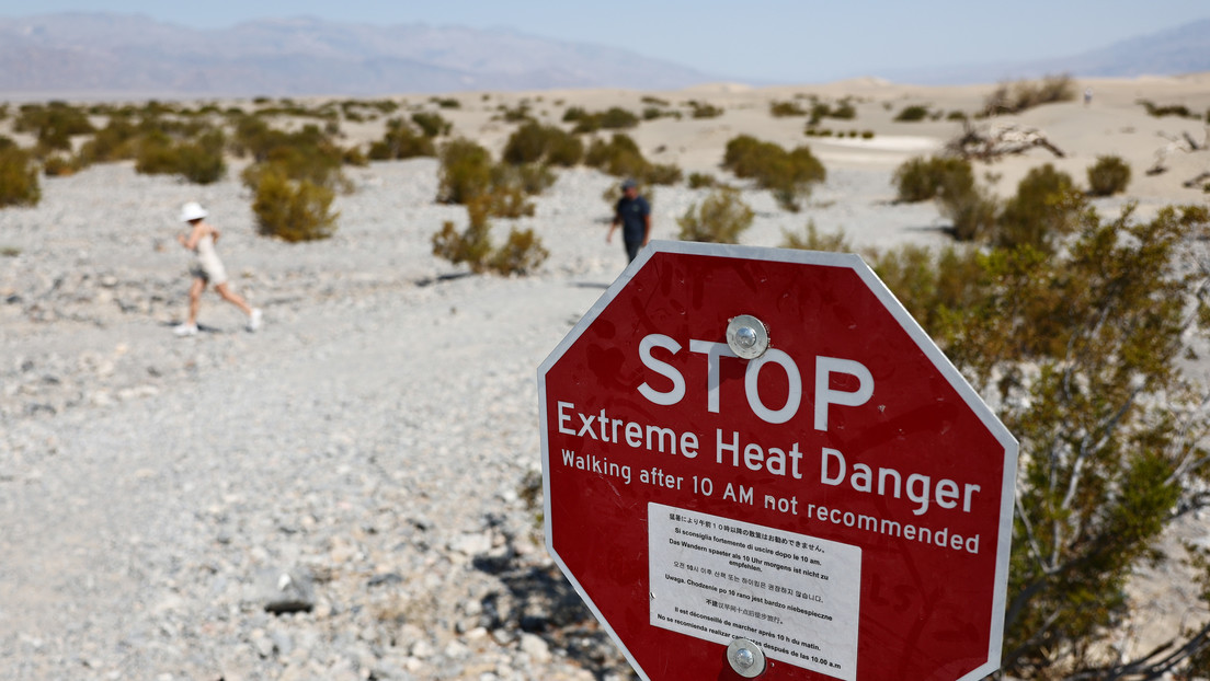 La piel de un turista se "derrite" tras caminar bajo un calor de más de 50 °C