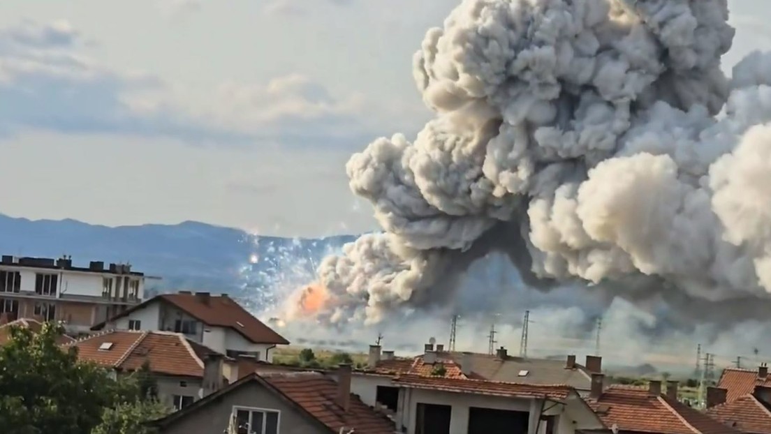 VIDEO: La explosión de dos toneladas de pirotecnia hace volar por los aires una fábrica europea