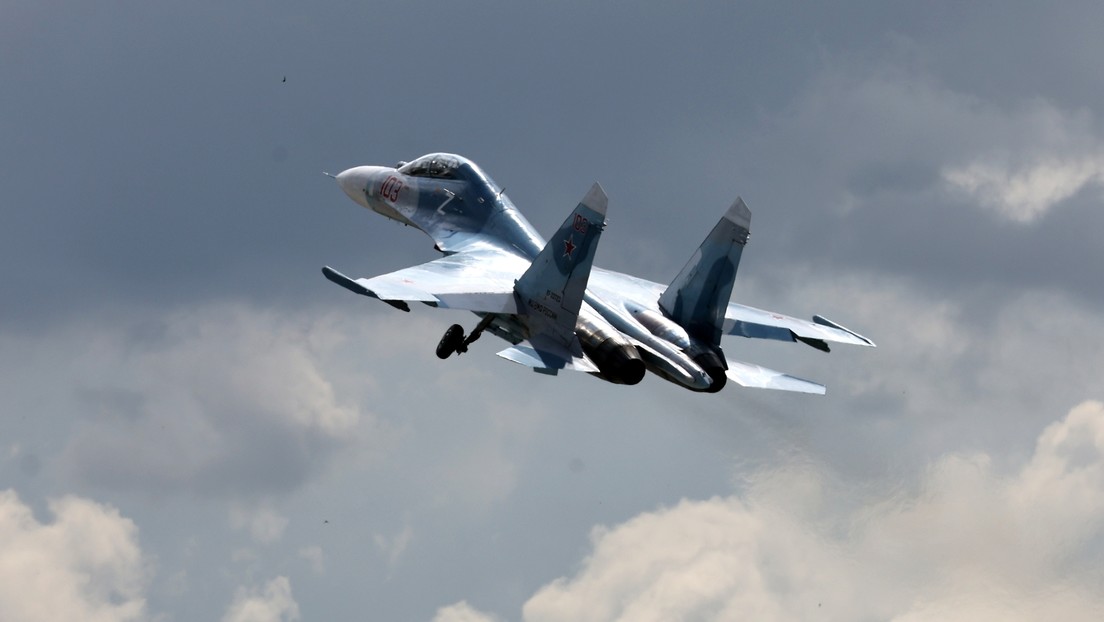 Su-27 ruso escolta dos cazas Typhoon y un avión de reconocimiento británicos sobre el mar Negro