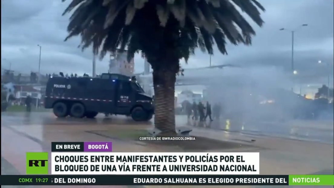 Choques entre manifestantes y policías por el bloqueo de una vía frente a la Universidad Nacional de Colombia
