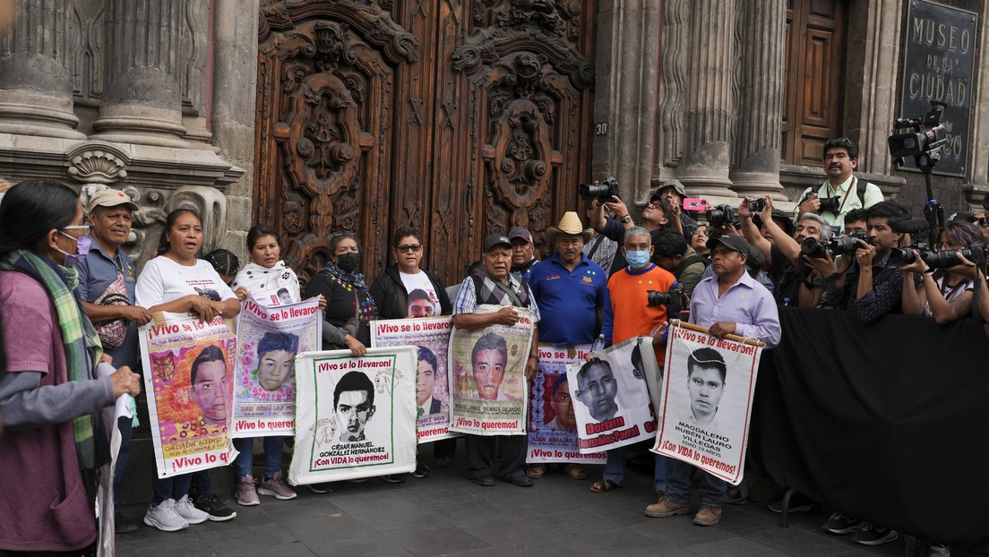 Sheinbaum se compromete a continuar con la investigación de los 43 de Ayotzinapa