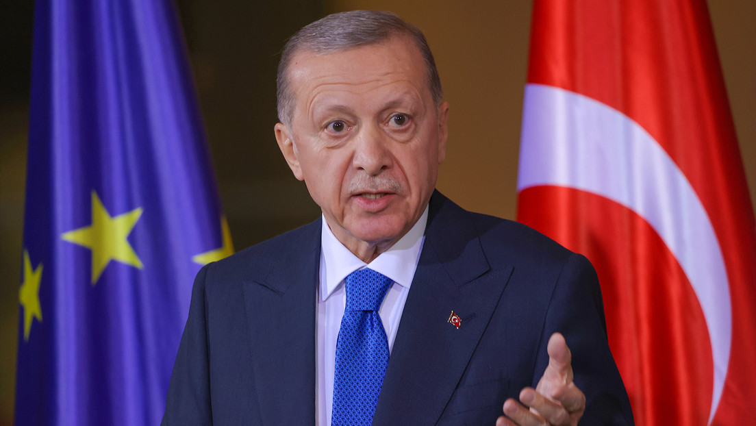 Erdogan: "La vergonzosa escena de París" ofendió no solo a los cristianos, sino también a los musulmanes