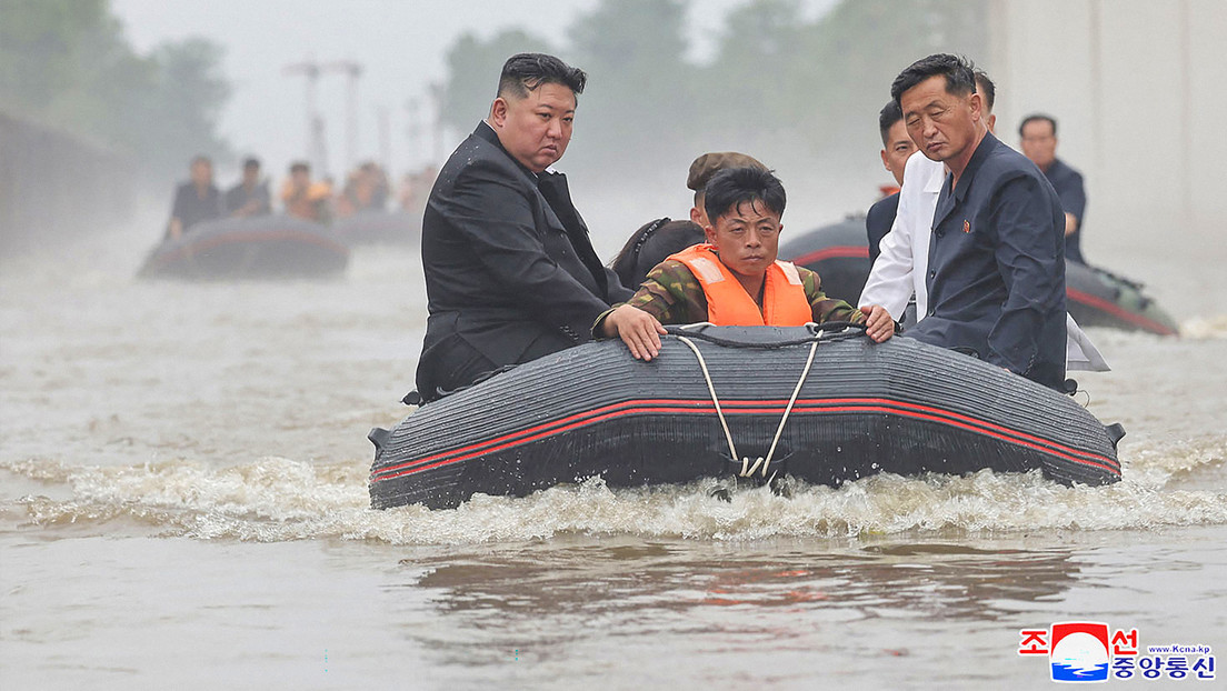 Kim Jong-un recorre regiones inundadas en lancha (FOTOS)