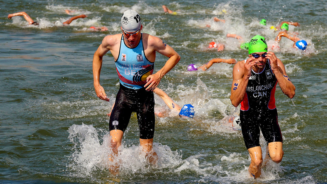 "Vomité diez veces": Un atleta se siente mal tras nadar en el Sena