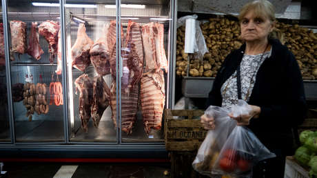 "País para pocos": se desploma el consumo de carne, leche y pan por la crisis económica en Argentina