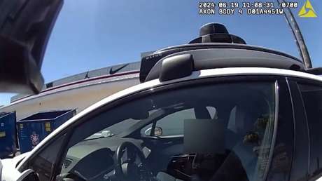 Policía detiene a un coche que "enloqueció" en la carretera y esto es lo que descubrió en su interior (VIDEO)