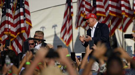 Una imagen única muestra la bala acercándose a Trump