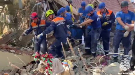 "¡Ahí están sus piernas!": Momento en el que encuentran a una mujer bajo los escombros tras una explosión en Rusia