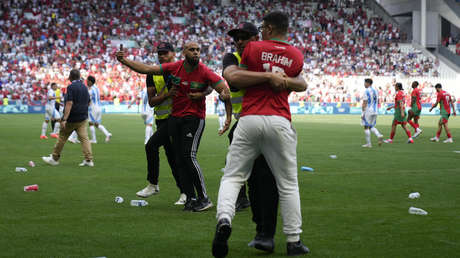 Invasión de campo y polémico arbitraje en el debut de Argentina en los JJ.OO.