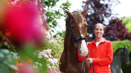 Campeona olímpica ecuestre se retira de los JJ.OO. por video maltratando a un caballo