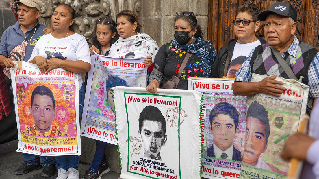 Padres de los 43 normalistas de Ayotzinapa ingresan a base militar en busca de sus hijos