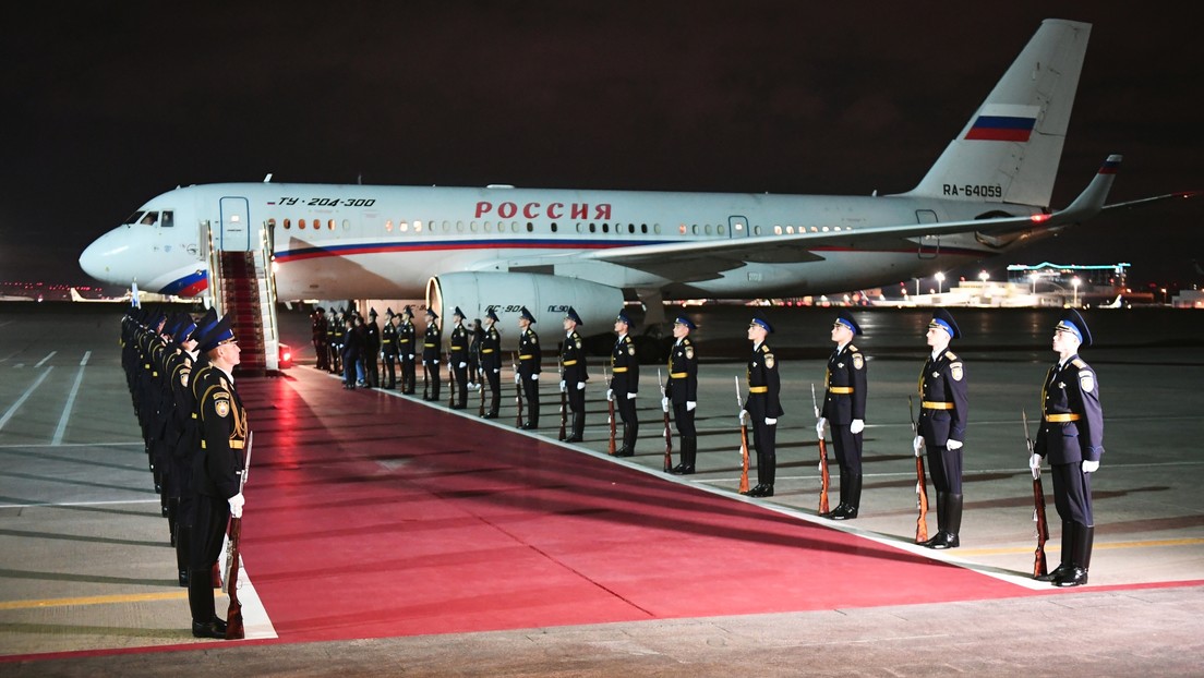 Alfombra roja y Putin al pie del avión: los rusos canjeados llegan a Moscú