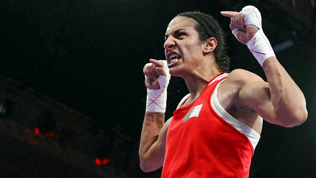 La boxeadora argelina Imane Khelif vence a otra rival y se asegura una medalla en los JJ.OO.